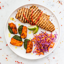 obiad w diecie pudełkowej bez glutenu i nabiału - grillowany filet z kurczaka z sosem chimichurri, pieczone bataty, surówka z czerwonej kapusty z marchewką, chili i cytrusowym dressingiem